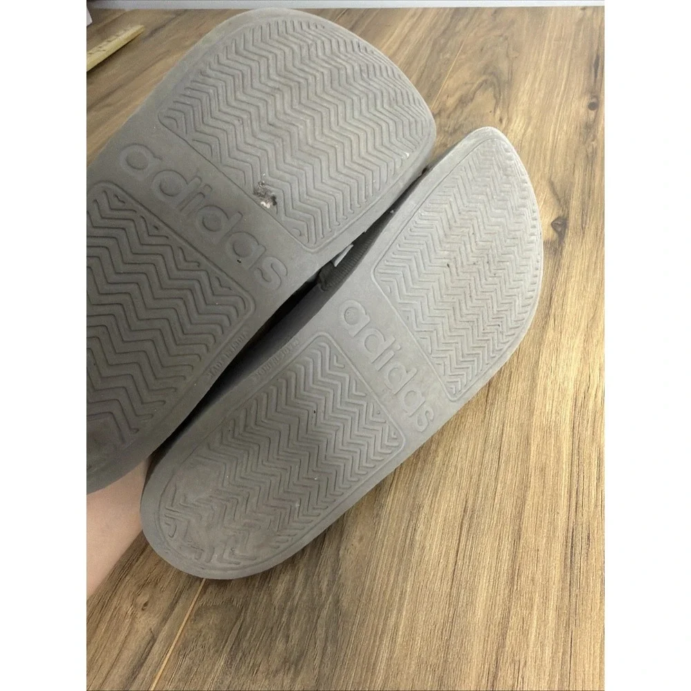 Men's Adidas Adilette shower shoes slides‎ gray white stripe size 6